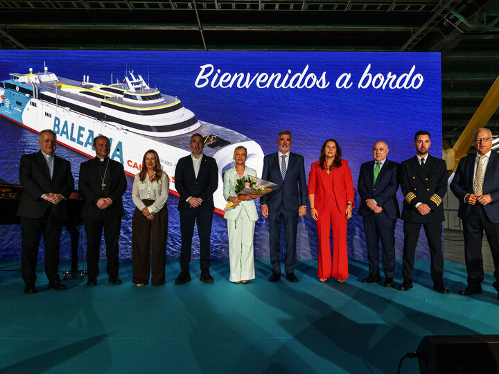 La directora de la Fundacin Starlight amadrina el nuevo fast ferry Mercedes Pinto de Baleria Canarias
