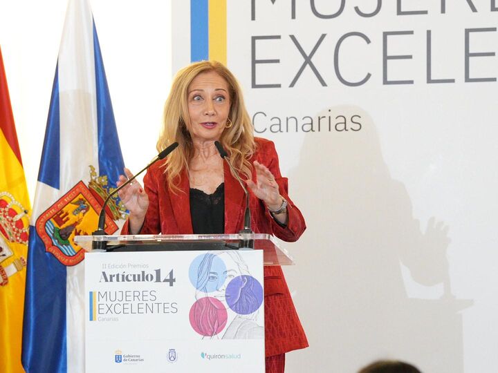 Antonia Varela recibe el premio Mujeres Excelentes de Canarias