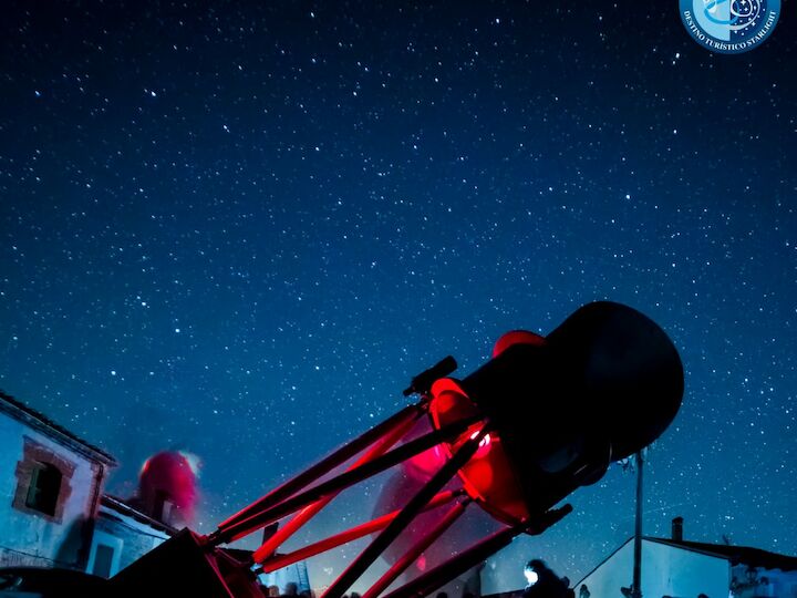 Muriel Viejo atrae a más de un centenar de personas en su primera observación astronómica